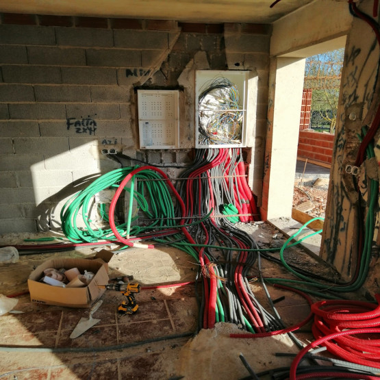 Eletricistas profissionais em trabalhos residênciais.